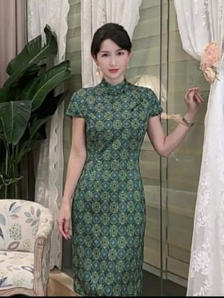 姐妹们,我真的太爱这条裙子了!它上身就是那种很高级的新中式感觉,而且特别显气质。它是这种比较轻薄的面料,夏天穿起来完全不会热,还做了口袋设计超贴心!最重要的是这条裙子真的巨美巨好看,穿上之后你会感觉自己就是清冷仙女本仙,赶紧冲吧姐妹们!  #穿搭 #穿搭技巧 #穿搭分享 #穿搭博主#穿搭推荐