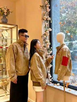 秋天的第一件外套还得是这件美式机车夹克,真的太帅了!它是水洗软牛仔的面料,上身很舒服,不会硬邦邦的,而且它还是重工贴布绣的工艺,非常的精致。不管是男生还是女生都能穿,非常好看,如果你也喜欢这种复古工装的感觉,那你就千万不要错过了。#情侣装 #外套穿搭 #夹克外套 #情侣日常 #一男一女情侣装