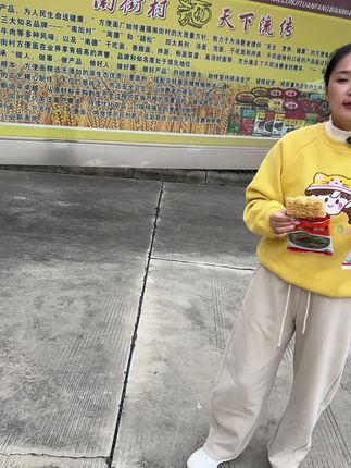 捏碎面饼,撕开包装,撒入秘制调料包,摇一摇,开吃嘎嘎好吃 从小陪到大的一款北京方便面,现在依旧畅销,面饼配料表干净,吃起来满口面香味~是否还记得它呢#北京方便面#原产地直发#南街村方便面#干脆面#记忆中的童年小卖部