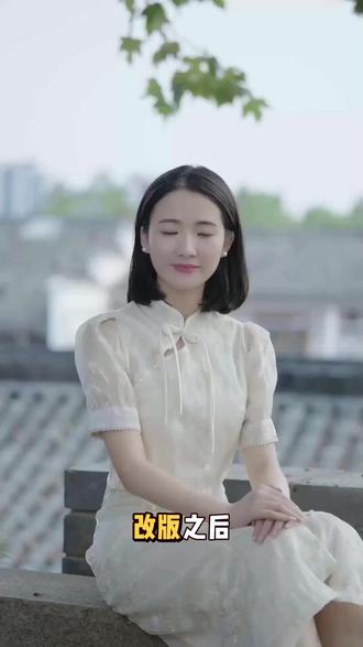 新号运营方法 改版之后,你的流量之所以特别不稳定,经常卡在几十几百,然后就跑不动了。最重要的原因其实就是你只会做浅层数据。现在大部分人流量不好,是因为还在用那些已经失效的套路和方法做内容。接下来我会直接讲清楚流量不好的原因,以及你应该往哪个方向调整。很多人还在用过去的流量思维做内容,核心表现就是只关注浅层数据。比如完播率,以前大家会做那种只有七秒的视频,用户看完很容易,数据就好看。但这两年这种视频越来越少…