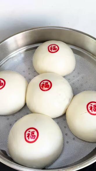 买来的馒头也可以贴福字!祝大家五福临门!事业有成!家庭和睦!财源广进!#糯米纸贴 #福字贴法 #福字馒头贴纸