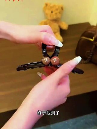 这个复古咖珠珠鲨鱼夹真的嘎嘎好。#夏日必备 #网红发饰 #夏天该有的样子 #戴出了高级感