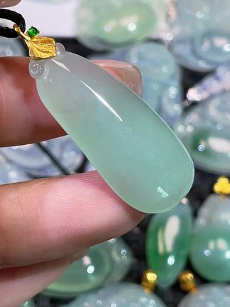 缅甸翡翠冰晴满色福瓜吊坠 #翡翠文化 #天然翡翠 #性价比超高 #翡翠珠宝 #翡翠吊坠