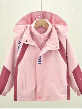 #创作灵感#家里有孩子的都得准备一件这种超实用的儿童冲锋衣,它是可以拆卸的,就像穿了一件小外套一样,里面的内胆能单独穿,天气热的时候就单穿这个内胆,凉一点就把外层加上去,而且它还是防水的,下雨天也不怕淋湿了。春天带孩子出去郊游或者踏青,穿这一套就够了。