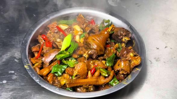 正宗临沂炒鸡教程来了,看看跟你们吃的一样么#抖音玩法合伙人计划 #真实生活分享计划 #临沂炒鸡 #家乡美食