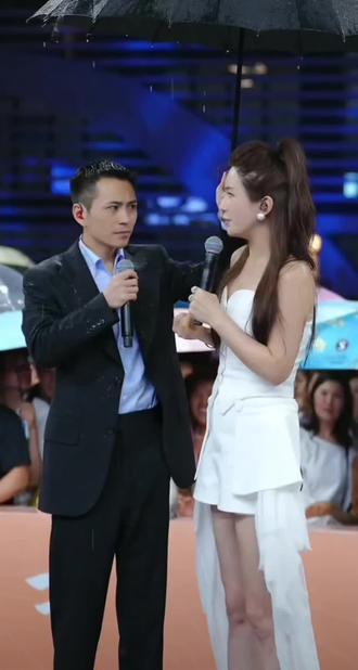 索图老师为了红豆上大舞台特意准备了瀑布点缀节目效果#索图 #红豆 #索图大舞台 #精彩片段分享