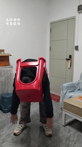 提前给大家拜个年😭千万别轻易尝试...#塑料凳子 #凳子脱困 #迷惑行为大赏 #vlog十亿流量扶持计划#万万没想到