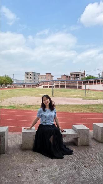 时隔许久重返中学母校,心中满是感慨与温暖。校园的一草一木、一砖一瓦,都承载着年少的梦想与汗水。曾经坐在教室里听课、在操场上奔跑、和朋友并肩说笑的画面,在这一刻清晰浮现。校园依旧安静美好,而我们早已在岁月里长大。感谢这段青春岁月,让我们带着勇气与初心,奔赴更远的未来。#重返母校的回忆