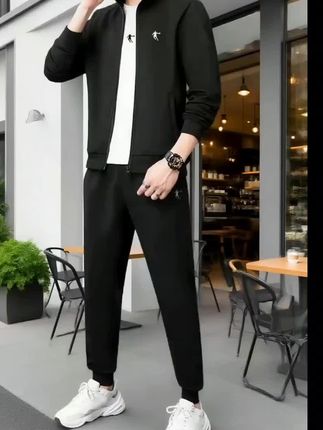 不会穿搭的,看过来从里到外1套搞定 乔丹休闲运动三件套解决了不会穿搭的问题,多种颜色满足了不同年龄段的需求,有加绒和不加绒两种款式满足了不同季节,不同温度的需求,喜欢的可以入手#乔丹 #休闲运动套装 #舒适穿搭 #谁穿谁好看系列 #秋季必备