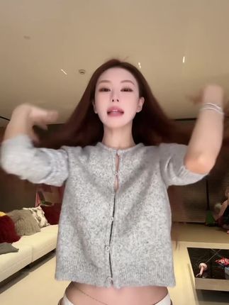 【灰调絮语】圆领纽扣排扣灰色百搭针织开衫#爆款热卖中 #穿的美美哒 #穿出自己的风格 #时髦精 #面料柔软舒适