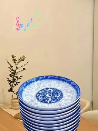 一眼心动的中式美学!6.25英寸青花瓷盘太绝~ 釉色莹润如月华倾泻,青花淡雅似远山含黛,每一笔纹路里都藏着匠人巧思,摆上餐桌瞬间让格调拉满。尺寸刚刚好,装甜品、盛凉菜,或是日常当餐盘用都超适配。 吃饭时看着这抹清新蓝白,连心情都跟着变得柔和。它不只是件餐具,更是家里的氛围感艺术品,拍照发圈直接被追问链接!喜欢中式风的姐妹别纠结,让平凡的用餐时刻也满是仪式感~#好物推荐🔥 #强烈推荐 #居家好物 #好东西一起分享 #好物推荐🔥