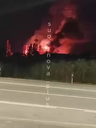 乌克兰无人机袭击俄罗斯炼油厂后,俄罗斯燃料危机愈演愈烈:汽油短缺已波及20多个地区。此前,远东地区和被占领的克里米亚地区也出现了短缺,而9月份,短缺又波及了10个地区:梁赞、下诺夫哥罗德。#火灾现场 #消防安全人人有责