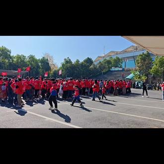 万万没想到株洲队居然平局战益阳!各路大腿们都回来了,以为打败益阳队是无悬念的,虽然康巴赫锅子一直悬赏要拿下株洲,益阳队会死拼,但株洲仍然胜算在手。我在康巴赫锅子下面留言强力反驳,甚至猜了比分2:1。可是现场却看得我们默然无语,上半场毫无建树,双方你来我往友谊第一。下半场好不容易进了一个球,株洲球迷那红色的海洋一片沸腾,烈日下被晒得快焉巴的他们似打了鸡血般欢庆。但好景不长,益阳队一个定位球瞬间将比分扳平,我正好坐在益阳球迷队的后面,眼瞅着前面益阳队站起来扭屁股跳舞,欢呼雀跃。我们却是面面相觑,难受得紧。感觉这次株洲球队整体真的踢得很差,整体很飘,完全没有进入状态,默契与配合几乎为零,传球每次到达益阳队脚下,脚下运球屡屡失误,看得球迷一片揪心失望。守门员手下脱手几次,像极了与湘潭客场那场球。球迷们确实意难平!