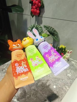兔头妈妈和疯狂动物城联名款的牙膏,简直太可爱了吧,孩子刷牙都积极了#儿童牙膏
