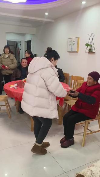 大年初一给家有一宝90岁的婆婆拜年啦❤️
九十福寿如东海,岁岁安康胜南山🌹
四世同堂,孝心传承,马年吉祥🧧