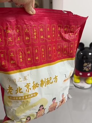 哇哦!!没想到花椒泡脚威力这么大!姐妹们,三月泡花椒,六月露着腰,真的有用!瞬间对花椒起了敬意! 真心推荐花椒艾叶老姜泡脚包,真材实料看得见,不打粉,每天不到一块!记得正确泡脚哦~泡脚包先煮水烧开再放一盆温水跟它混合注意! 泡脚时间在晚上9点之前水温不要太高,40度左右即可~泡完立马擦干脚,避免受凉!太晚就不泡了反而影响睡眠,一定要坚持!坚持!坚持才有用!#花椒泡脚的好处#泡脚包#泡脚#花椒泡脚#泡脚的好处