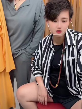 这套睡衣是我们昕爱诺从商场收回来的尾货,特别舒服,品质嗷嗷的。收到货让你感受一下什么叫商超品质,自带胸垫穿起来超级舒服,免穿内衣,家里客来人直接穿它也不尴尬#睡衣家居服面料柔软舒适#带胸垫睡衣家居服
