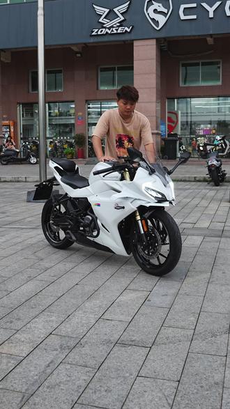 年轻人的第一台仿赛 春风250SRfun版 #春风动力 #机车 #250SRfun #摩托车