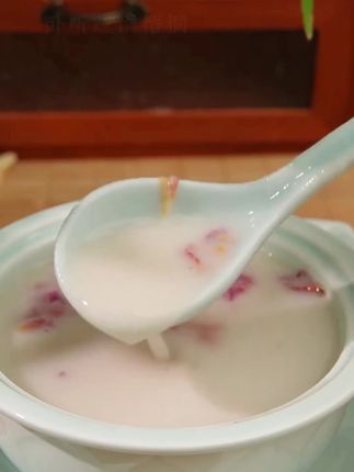 (听到“七白饮”眼睛都亮了!)这可是我最近的心头好!七种白色食材磨成粉冲泡,喝起来香香甜甜的,带着股奶味~ 早上冲一杯当早餐,肠胃暖暖的超舒服,坚持喝下来感觉皮肤都亮了些✨ 之前总觉得养生饮品太单调,直到发现七白饮,现在每天都盼着冲饮时间!闺蜜尝了一次就被种草,直接囤了一大箱,说要和我一起打卡变美~ (偷偷说,加两勺蜂蜜更绝,甜而不腻,幸福感爆棚!) #七白饮 #养生好物 #闺蜜同款#喝出来的健康 #强烈推荐