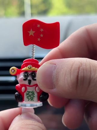 好喜庆又可爱的财神摆件,还带摇摆红旗摆在车里家里办公室都特别好看#车载摆件#国潮风 #创意摆件 #国庆