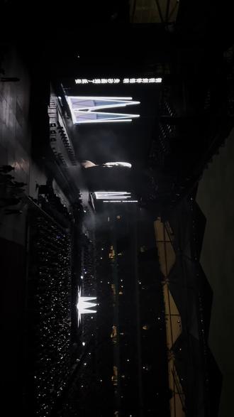 逃开夜幕!!!!!啊啊啊啊啊啊
好喜欢!!!!!
居然能听到现场版!!!!!
超开心超幸运的!!!!!!