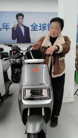 雅迪G26原价3299现在活动价只要2599,还是高智能的车子,可以蓝牙连手机,速度达到55码,还配五块雅迪原装电池,质保13个月,不换维护,只换新。最近想买车,换车,想省钱的,就到王店李飞雅迪店看看吧?