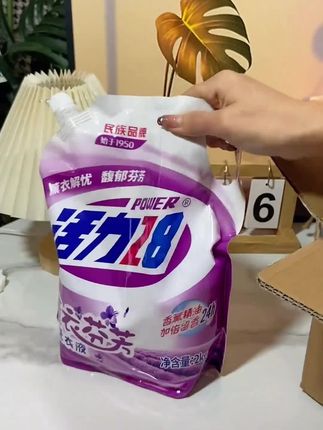 国货老品牌#活力28 #洗衣液 终于有货了!9.9就给发4斤,泡沫绵密丰富洗的干净,薰衣草香味也好好闻,不含荧光剂,大人小孩衣服都能洗!#国货之光 #洗护好物 #活力28洗衣液