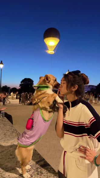 姨姨们,夏天来巴黎旅游绝不可以错过法国人的浪漫“巴黎之光”呦。
💛 卡鲁索广场 & 杜乐丽花园(Place du Carrousel & Jardin des Tuileries)
近距离看热气球升空的C位机位,氛围感+人气最强。
✨升空就在眼前,灯光点亮夜空,身边全是屏住呼吸的人群。
📍推荐卡鲁索广场靠卢浮宫侧,视线无遮挡,建议提前占位。
🧺 塞纳河岸(铸币厂 Monnaie de Paris 与国民议会 Palais Bourbon 之间)
适合带点零食夜野餐的塞纳河段,视野开阔还浪漫。
🌙坐在河岸边,看夜色中的热气球缓缓升起,城市灯光倒映在水面上,像一幅会动的画。
📍这个点位拍升空+河景一起入画,氛围满分。
🟦 香榭丽舍大道中段(凯旋门至罗斯福地铁站之间)
经典机位!拍“从大道望星空”的黄金角度。
🚕车流在脚下穿梭,夜空中热气球悄然升起,这一刻,巴黎属于你和星空。
📍建议站在分隔带中间,光影感很强,适合长曝光拍摄。
🟫 里沃利大街 Rue de Rivoli(靠近杜乐丽花园路段)
夜景构图感最梦幻的隐藏角落。
🌌从 rue d’Alger 街口望出去,灯光像星河一样延展,远处热气球缓缓升起,是低饱和度的浪漫。
📍这里人少,画面纯净,适合静静出片。
⛪ 圣心大教堂前广场(Sacré-Cœur)
巴黎夜景的“空中剧场”,不用靠近就能远眺升空。
🎇在蒙马特高地,整个城市夜灯一盏盏亮起,热气球划过远处天际线,有种看私人烟花表演的感觉。
📍适合拍剪影、远景、氛围感Vlog。
🌄 贝尔维尔观景台(Belleville,20区)
冷门但惊艳的夜拍机位,几乎没人抢角度。
🌃这里没有人挤人,只有满天星光和热气球在城市上空缓慢升起,静到能听见夜风。
📍建议带上脚架拍一组长曝光,效果惊艳。#巴黎 #旅行vlog #夏天该有的样子 #暑假去哪儿吃 #带着狗狗去旅行