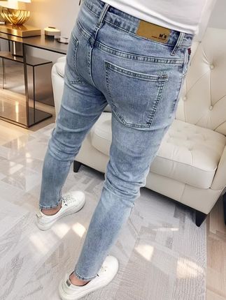 男人穿什么裤子才能显得又高又帅?当然是这条九分牛仔裤了,它不仅能修饰腿型,还超级百搭,不管是搭配卫衣还是衬衫都很好看,简直就是男生的必备神裤,快来试试吧!#牛仔裤 #轻奢男款牛仔裤 #牛仔裤穿搭 #男牛仔裤弹力 #只做高品质