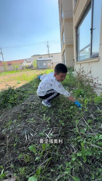这几天没在家才回来 家里的爷爷过世了 人在世时多尽孝,莫等离去空落泪。
陪伴与善待要趁当下,别让遗憾藏在往后的哭声里
多陪伴自己的父母 多孝顺父母 别让遗憾留下