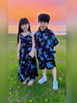 【兄妹款法式蝴蝶裙|把夏天穿成童话,沙滩上的小贵族既视感】   谁说兄妹装只能千篇一律?这套蝴蝶吊带裙直接美到犯规! ▪️法式浪漫暴击:女童是层层飞边蝴蝶吊带,后背镂空蝴蝶结会随跑跳飘动,男童是同系列蝴蝶刺绣沙滩裤+简约背心,兄妹同框就是行走的画报#夏季干净风穿搭@抖加上热门 dou+热点宝 #夏日一周穿搭不重样 #秋季新款#夏日穿搭小心机#夏秋穿搭小过度