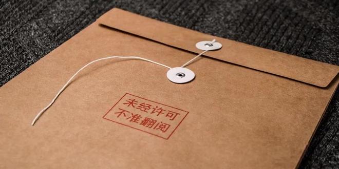 你要记住︓黄金在震荡中逐步抬高低部,目前市场分为两派,专业机构预判,2026可能会涨到1500-1700︔普通人都希望黄金跌到500以下。机构预测基于对经济和大环境的分析,普通人完全是情绪的释放。
随着黄金价格的逐步推高,正在远离普通人,所以释放一下自己的情绪可以理解。我前面说过,认知很重要,一般人有种习惯就是买涨不买跌,现在黄金的涨幅已经远远超出普通人的认知,所以越来越多的人寄希望于黄金出现暴跌。我想提醒大家,黄金不是“一夜暴富”的工具,而是资产配置的“压舱石”。理性买进,把握长期趋势,比你天天幻想暴跌更现实︕#原创视频#认知#认知思维#认知觉醒#困住你的从来不是别人而是你自己