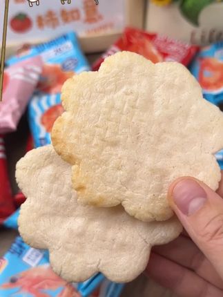 我又回购了这个小帅才虾肉饼,实在是太好吃了,撕开包装就能闻到浓浓的鲜香味,它不是油炸的,都是烘烤出来的,满满都是虾肉,鲜香酥脆,一口下去超满足,好吃到根本停不下来。#好物推荐🔥 #零食推荐 #小帅才虾肉饼