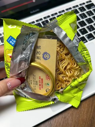 哈哈哈哈哈!余校长你真配享太庙!! 有消费者吃干脆面硌掉了牙齿!老板急疯了,立马决定拿出1000万换成等价值黄金回馈所有消费者!现在买干脆面每一箱都有黄金!冲冲冲!#余校长干脆面赔了1000万#干脆面#箱箱塞黄金 #惊喜.