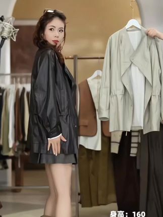 几里与麻这件皮衣真的太帅了,它是这种宽松版型的,上身很显瘦,而且还是这种立领的设计,冬天穿起来就很保暖,下面搭配一条这种加绒的卫裤就很好看,整体就是那种又酷又飒的感觉。百搭洋气谁穿谁好看,适合所有人群穿的衣服 #今日穿搭 #裤子 #显瘦显高显腿长 #高级感穿搭#新款上新 @DOU+小助手