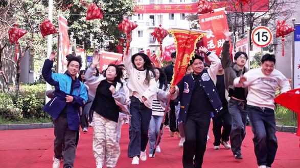 战鼓擂响,出征在即!衡阳铁路运输职业学校白沙洲校区2026年单招送考仪式现场,学子们整装待发,目光如炬。三年磨一剑,今朝试锋芒。愿你们提笔从容,落笔生花,我们在胜利的终点等你们凯旋!#衡阳铁路运输职业学校#单招送考#湖南单招