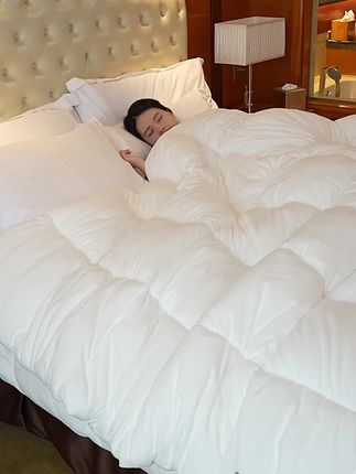 用了很久的这款星级酒店被子 软软糯糯的手感 亲肤不压身 四个角还有绑带 不会跑被哦!#提高睡眠质量