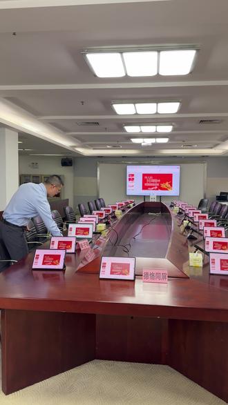 对比打印纸质材料,平板能实时同步笔记本电脑的PPT材料显示 #德恪投屏 #一台电脑投屏多个平板 #电脑投屏多台平板 #无纸化会议平板同屏 #多台平板同步电脑画面