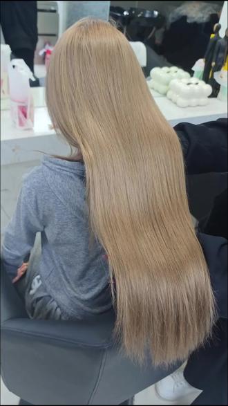 亚麻灰棕色超显白 高级感拉满~
#漂发 #高级感发色 #显白发色 #亚麻灰棕色 #染发