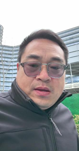 胖东来把账上的钱全部分掉,普通员工可以分20万以上。宁德时代分红了老板分了81个亿,一线员工分币没有。宁德时代一线员工工资月薪7500,胖东来一线员工月薪不低于9000,每天工作7小时,并且还有分红。特斯拉一线员工工资月薪到手10000左右。中国的好企业在哪里,答案在河南,中国的好老板在哪里,答案也在河南,不接受反驳!#河南美好推荐官 #河南 #胖东来 #宁德时代 #特斯拉