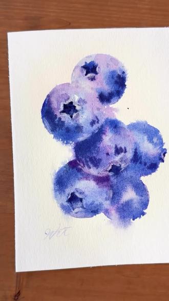 《 水彩 | 藍莓🫐 》
來畫每天都會吃的藍莓
藍莓是很適合新手的題材
把顏色調好之後
重點放在顏料濃淡的變化
不需要太多變色
也能畫出很好看的效果
#水彩手绘过程 #水彩 #画画🎨 #cwei
艺术家 c.wei