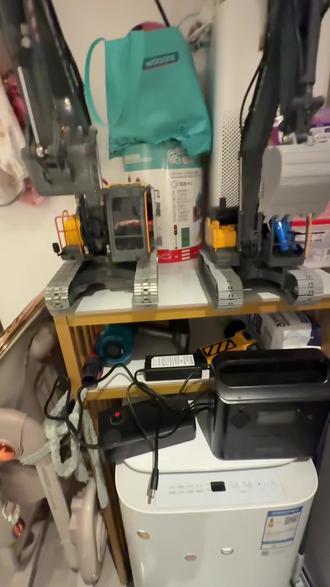 遥控挖机改装心得,解决痛点!分享如何无限电源,再也不怕电池没电#双鹰工程车系列 #挖掘机#遥控模型