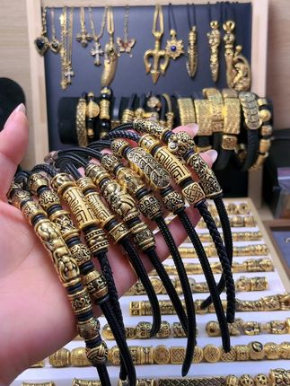 七夕送礼新招!情侣必备转运筒,时尚简约显心意! 福利来啦!足金九九九黑金刺青转运筒,寓意福气满满、好运连连!#七夕礼物#黄金#足金999#首饰分享#拿捏七夕仪式感的心动珠宝饰品