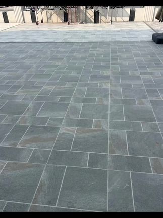 莱姆石地砖农村庭院地砖600x600别墅院子露台室外阳台防滑地砖#施工现场实拍 #中式庭院 #莱姆石地砖 #源头厂家 随机纹理的莱姆石地砖非常好打理的一个款式,现在是最流行的一款户外地砖。防油污的全网都在找的一款户外地砖。