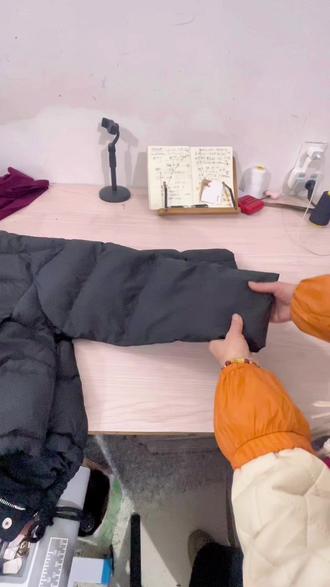 这是一位顾客拿来修改的羽绒服 是袖子长了一寸 这个比较麻烦 里面有防风袖口 工程不小哦 喜欢自己动手的姐妹们可以自己学着做 #小技巧分享 #手艺人的日常 #缝纫日常