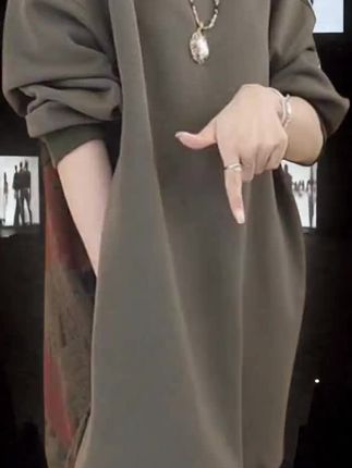 姐妹们快看这件超赞的女士卫衣,它是欧货韩版的中长款设计,还是加厚的新款,能让你在寒冷的冬天也能穿的美美的。而且它宽松又显瘦,无论胖瘦都能轻松驾驭!还采用了拼色的设计,时尚感爆棚!不管是单穿还是搭配外套都很合适,赶紧入手一件吧,让你在这个秋冬季节既暖和又漂亮!#谁穿谁好看 #穿出高级感 #优雅气质 #每日分享 #减龄气质