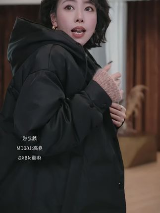 冬天不想穿的太臃肿又怕冷的姐妹们看过来,这件羽绒服真的绝了!它是90白鹅绒的轻暖感保暖连帽鹅绒服,上身特别好看,而且很百搭,不管是配牛仔裤还是休闲裤都超美!它的版型设计也很棒,既显瘦又洋气,还显得人很温柔。喜欢的朋友赶快点击下方链接下单吧!#懒人必备 #外套穿搭 #保暖穿搭 #羽绒服穿搭 #羽绒服