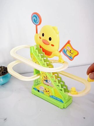 家人们快看!小黄鸭自动爬楼梯玩具也太会了🐥 加油鸭沿着轨道自己爬楼,滑下来又“冲”上去,3-6岁宝宝看得超入迷~ 电动设计超省心,不用手动推,滑行起来趣味拉满。色彩鲜亮吸引目光,还能悄悄锻炼观察力,益智又好玩。送娃当礼物准没错,赶紧安排,让娃玩到不想停✨#小黄鸭电动玩具 #爬楼轨道玩具 #3-6岁益智 #儿童趣味礼物 #加油鸭玩具