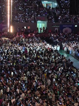 李克勤怀化演唱会 怀化演唱会李克勤出场了!#演唱会 #神级现场 #第五届湖南旅游发展大会