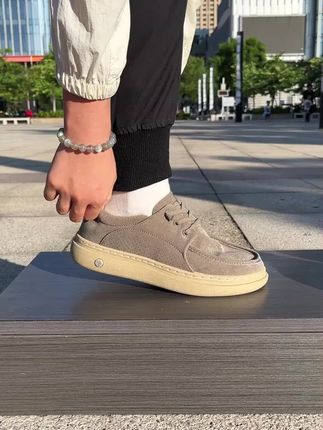 这款鞋真的不挑人群 谁穿都好看!#透气男款板鞋 #高颜值国货 #热归热步还是要跑的 #假日漫游一双鞋就够了 #不闷脚不臭脚